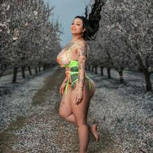  Nude