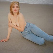  Nude