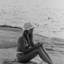  Nude