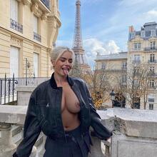  Nude