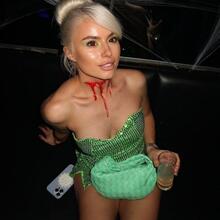  Nude