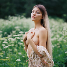  Nude