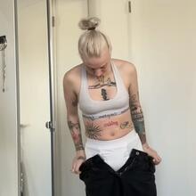  Nude