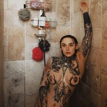  Nude