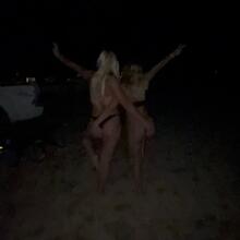  Nude