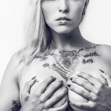 Nude