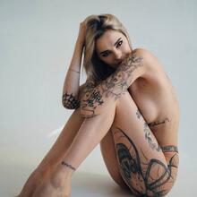  Nude