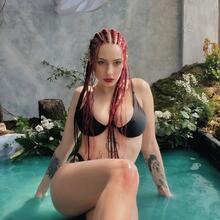  Nude