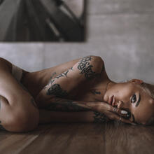  Nude