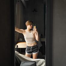  Nude