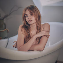  Nude