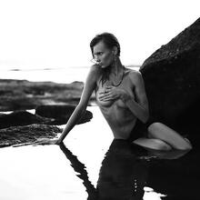  Nude