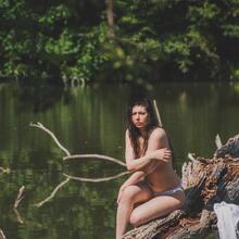  Nude