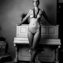  Nude