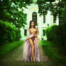  Nude