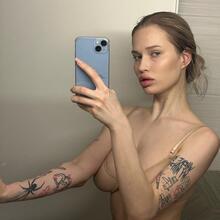  Nude