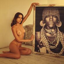  Nude