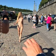  Nude