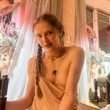  Nude