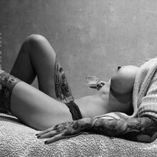  Nude
