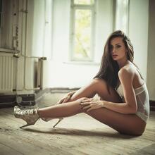  Nude