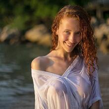  Nude