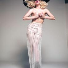  Nude