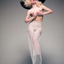  Nude
