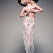  Nude