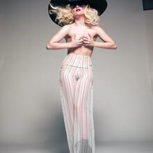  Nude