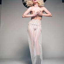  Nude