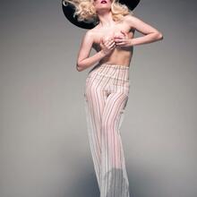  Nude