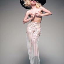  Nude