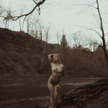  Nude