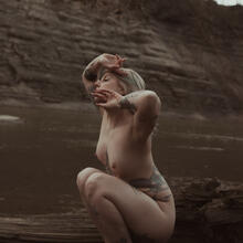  Nude