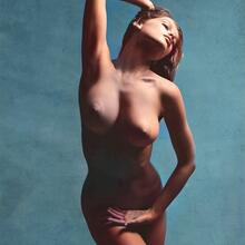 Nude