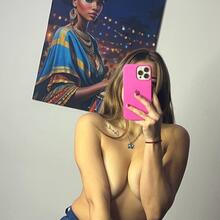 Nude
