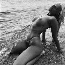  Nude