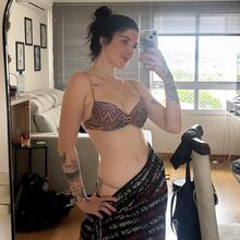  Nude