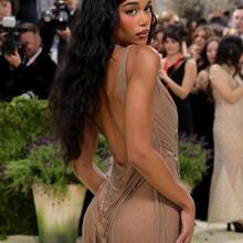  Nude