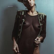  Nude