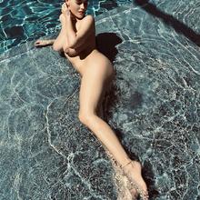  Nude