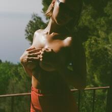  Nude