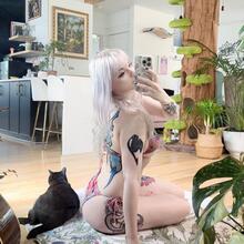  Nude
