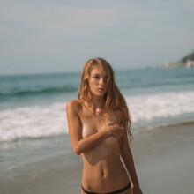  Nude