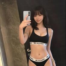  Nude