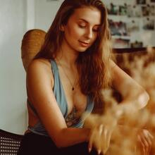  Nude