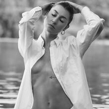  Nude
