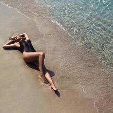  Nude
