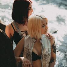  Nude